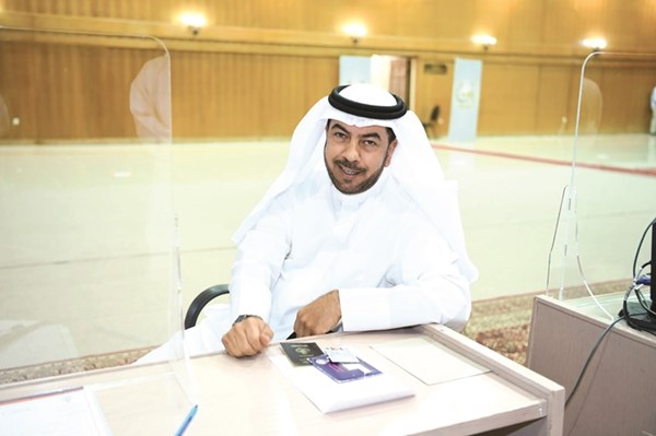 مرشح الدائرة الرابعة النائب علي الدقباسي أثناء ترشحه للانتخابات