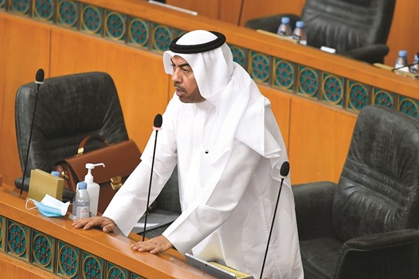 النائب علي الدقباسي في إحدى الجلسات