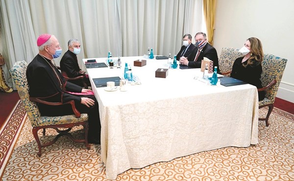 وزير الخارجية الاميركي مايك بومبيو وزوجته خلال لقائه مع زعماء دينيين اتراك في اسطنبول امس	(ا.ف.پ)
