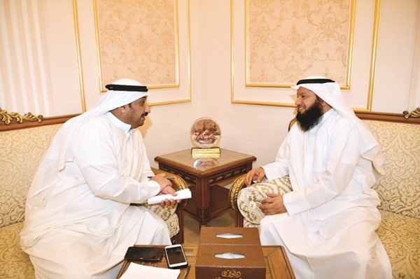 مرشح الدائرة الخامسة النائب السابق د.أحمد بن مطيع متحدثا للزميل عادل الشنان	(قاسم باشا)