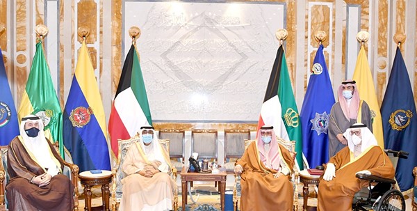 صاحب السمو الأمير الشيخ نواف الأحمد مستقبلا سمو الشيخ سالم العلي بحضور سمو ولي العهد الشيخ مشعل الأحمد والشيخ د. علي سالم العلي والشيخ مبارك سالم العلي