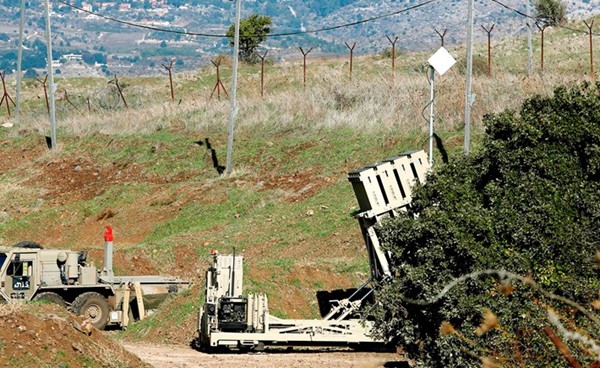 بطارية صواريخ من منظومة القبة الحديدبة الإسرائيلية متموضعة في الجولان المحتل قرب الحدود مع سورية	(أ.ف.پ)