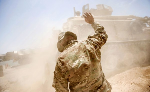 مخاوف من تكرار أخطاء الانسحاب الأميركي من أفغانستان في العراق.. وفي الصورة يبدو جندي أميركي خلال الانسحاب من قاعدة قرب قندهار الأفغانية عام 2014 (ا.ف.پ)