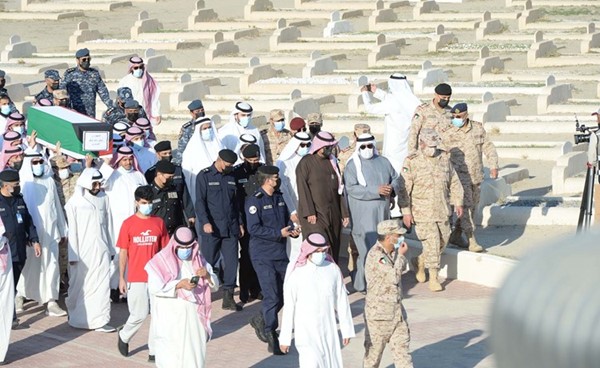 الوزيران الشيخ أحمد المنصور وأنس الصالح في مقدمة الحضور في مراسم الدفن