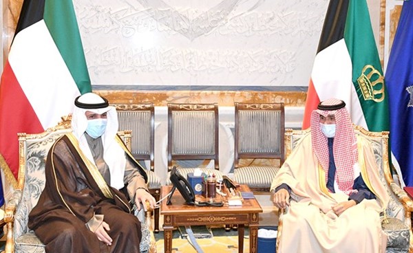 صاحب السمو الأمير الشيخ نواف الأحمد خلال استقباله رئيس مجلس الأمة مرزوق الغانم