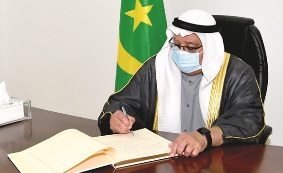 الشيخ علي الجراح ينقل تعازي صاحب السمو في وفاة رئيس موريتانيا الأسبق