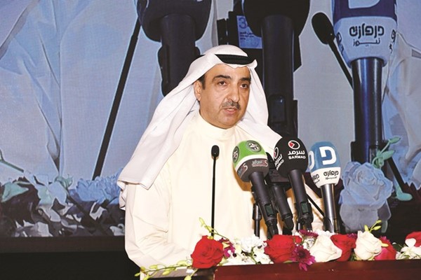  ويخاطب الحضور في احدى ندواته الانتخابية