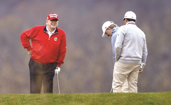 الرئيس دونالد ترامب يلعب الغولف في ناديه في فيرجينيا	(أ.ف.پ)