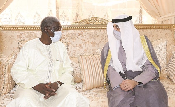 الشيخ محمد العبدالله أثناء زيارته سفارة النيجر لنقل تعازي صاحب السمو الأمير
