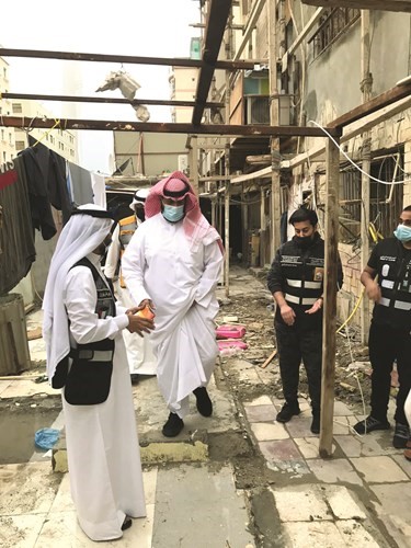 الشيخ طلال الخالد وفريق البلدية في أحد المباني المخالفة