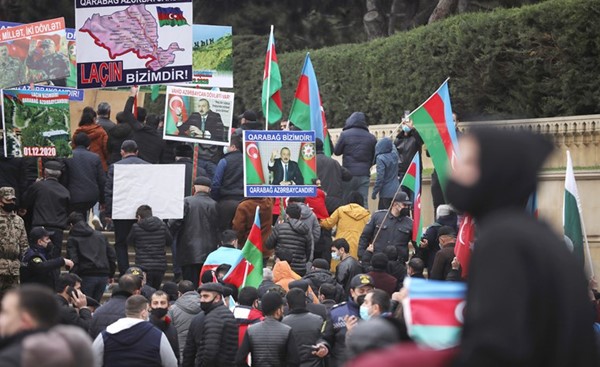 اذربيجانيون يحتفلون بالسيطرة على اقليم لاتشين(رويترز)