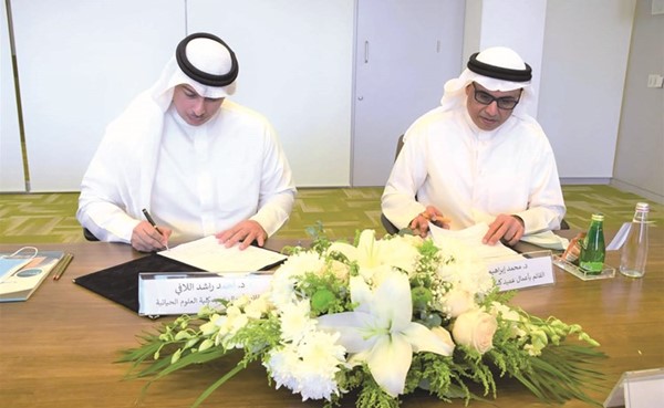 كلية العلوم الإدارية تفعل التعاون المشترك بين كليات جامعة الكويت وتعقد اتفاقية مع كلية العلوم الحياتية
