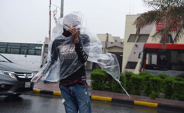 مقيم احتمى من المطر بطريقته الخاصة	(أحمد علي)