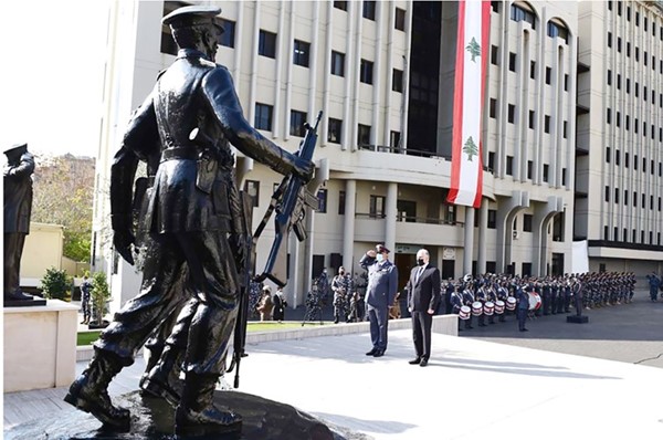 وزير الداخلية العميد محمد فهمي خلال زيارته المدير العام لقوى الأمن الداخلي اللواء عماد عثمان في المقر العام للمديرية (محمود الطويل)