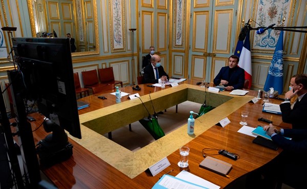 الرئيس الفرنسي إيمانويل ماكرون يلقي الكلمة الافتتاحية للمؤتمر الدولي الثاني لدعم بيروت والشعب اللبناني في قصر الإليزيه امس (أ.ف.پ)