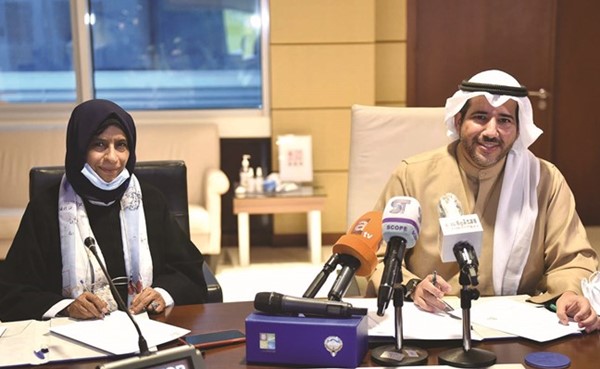 الشيخ عبدالله الأحمد وسعاد الجارالله خلال توقيع الاتفاقية	(متين غوزال)