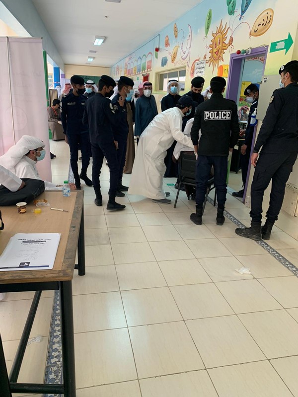 إصابة أحد الناخبين بدوار وسقوطه أرضاً في مدرسة عبدالعزيز العتيقي