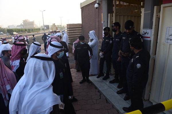 رجال وزارة الداخلية ينظمون عملية انتظار الناخبين للإدلاء بأصواتهم في أحد مراكز الاقتراع (أحمد علي)