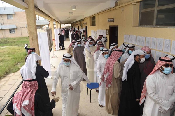 بدء عملية الفرز في اللجنة الرئيسية في الدائرة الإنتخابية الخامسة في مدرسة ابن ماجد الابتدائية في منطقة الأحمدي