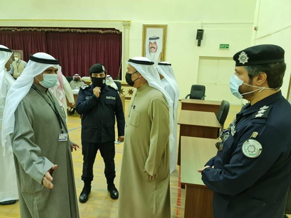 محافظ مبارك الكبير يقوم بجولة تفقدية على عدد من المقار الانتخابية في "الخامسة"