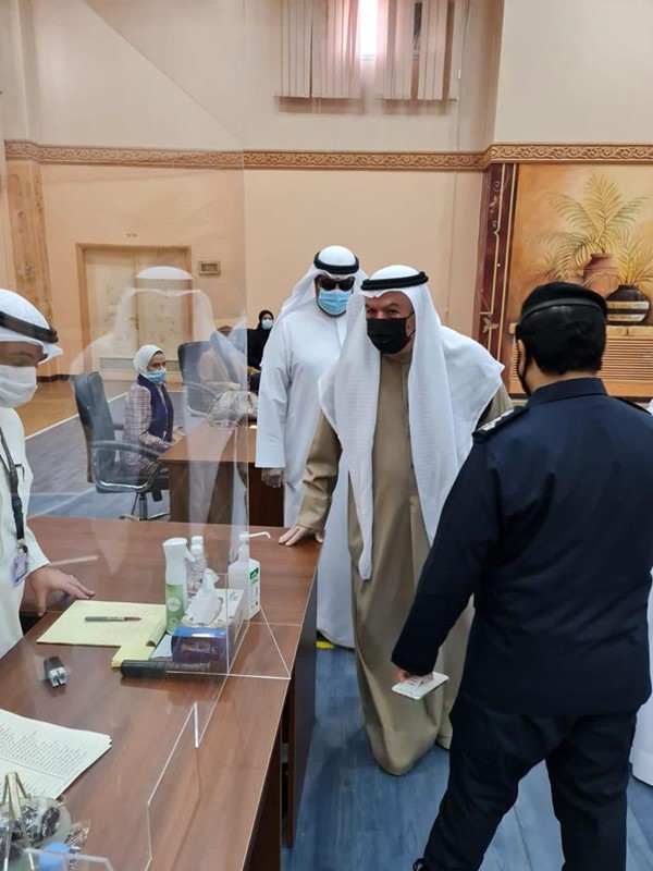 محافظ مبارك الكبير يقوم بجولة تفقدية على عدد من المقار الانتخابية في "الخامسة"