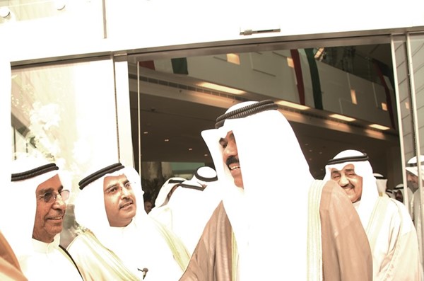 صاحب السمو الأمير الشيخ نواف الأحمد مع العم عبدالعزيز الشايع - رحمه الله ونجله محمد الشايع