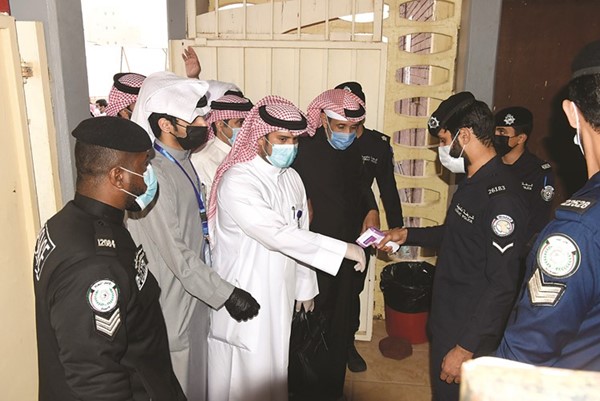 قياس درجة حرارة الناخبين قبل دخولهم لمراكز الاقتراع