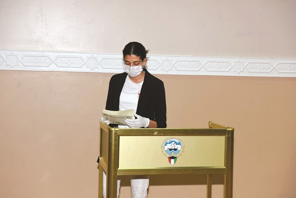 إحدى الناخبات تختار اسم مرشحها