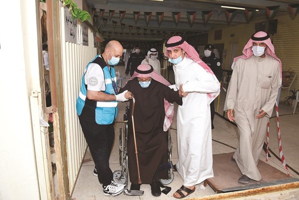 جهود مشهودة لمتطوعي الدفاع المدني