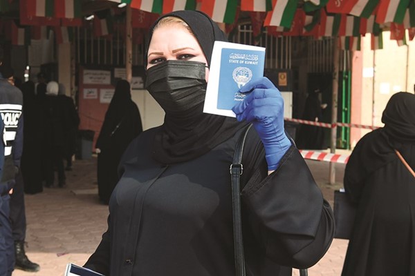 ناخبة ترفع جواز سفرها