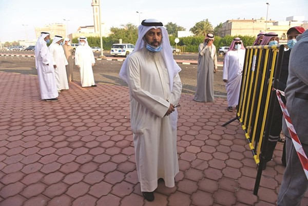 المرشح نايف المرداس أمام أحد المقار