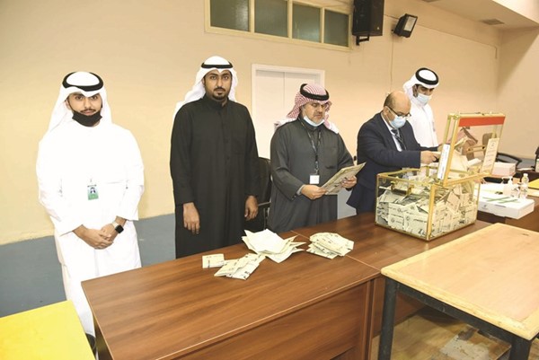 جانب من عملية فرز الأصوات في الدائرة الخامسة