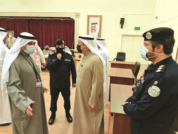 محافظ مبارك الكبير اللواء م.محمود بوشهري متفقدا أحد مقار الاقتراع