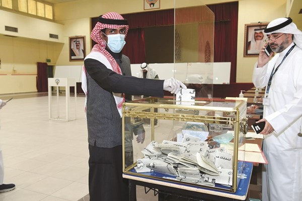 أحد الناخبين يدلي بصوته