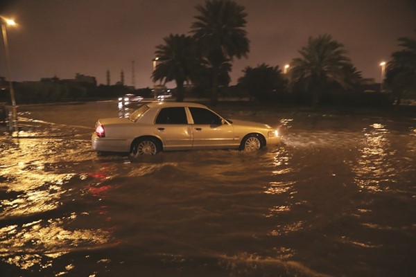 الأمطار هطلت بغزارة فأثرت على حركة المركبات في الطرق