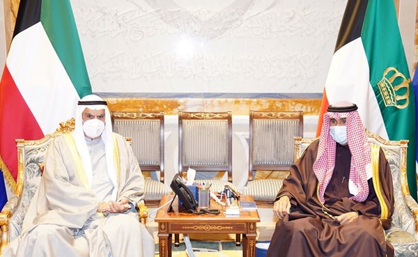 صاحب السمو الأمير الشيخ نواف الأحمد يستقبل رئيس مجلس الأمة الأسبق أحمد السعدون