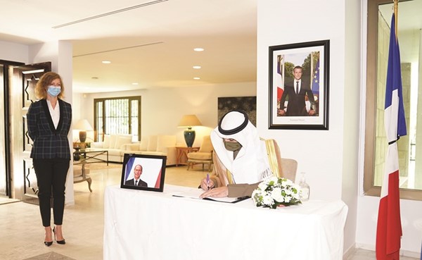 نائب وزير شؤون الديوان الأميري الشيخ محمد العبدالله يكتب كلمة في سجل التعازي