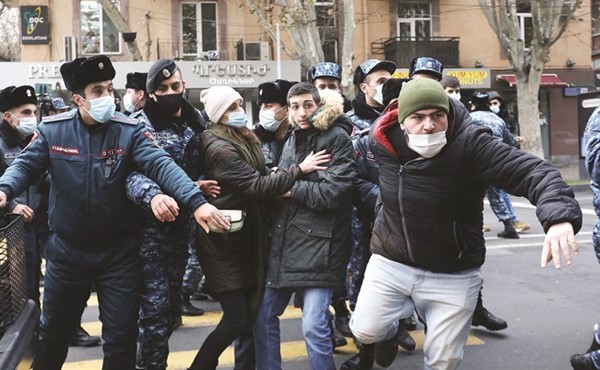 الشرطة الأرمينية تتصدى للمحتجين المطالبين باستقالة رئيس الوزراء (رويترز)