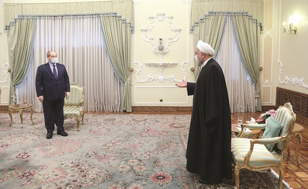 الرئيس الإيراني حسن روحاني يرحب بوزير الخارجية السوري فيصل المقداد في طهران	(رويترز)