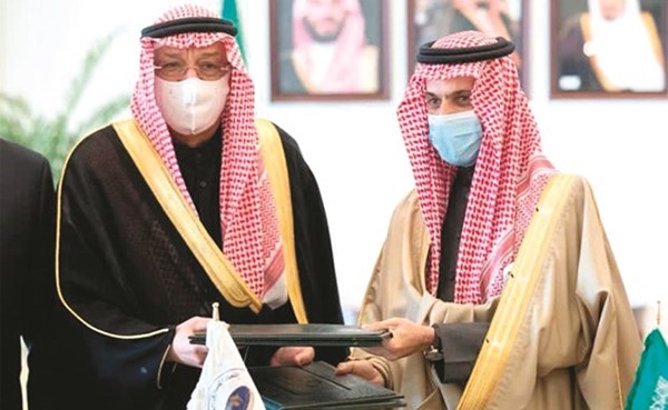 صورة تجمع الشيخ محمد جراح الصباح مع صاحب السمو الأمير فيصل بن فرحان بن عبدالله