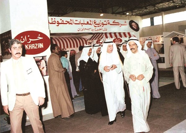 المرحوم العم جاسم محمد الوزان في إحدى الفعاليات بجناح خزان المشارك في أرض المعارض الدولية في عام 1985