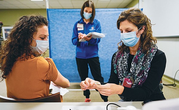 موظفة في قطاع الصحة تشارك في تدريب على إعطاء لقاح «فايزر» ضد كورونا في جامعة إنديانا الصحية بولاية إنديانا (رويترز)