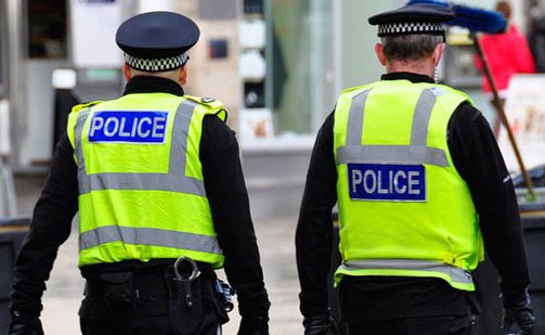 الشرطة البريطانية تسعي لإقامة دعوى بشأن خداع رجال لتصويرهم عراة