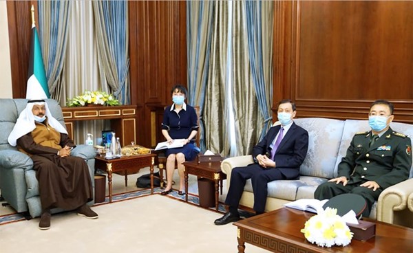 الشيخ أحمد النواف خلال اللقاء مع السفير الصيني لي مينغ قانغ