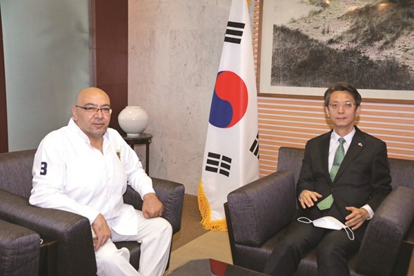 سفير جمهورية كوريا الجنوبية لدى البلاد د.هونغ يونغ جيخلال اللقاء مع الزميل أسامة دياب     (زين علام)