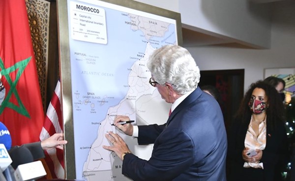 السفير الأميركي في الرباط ديڤيد فيشر يوقع على الخريطة الجديدة للمغرب	(إنترنت)