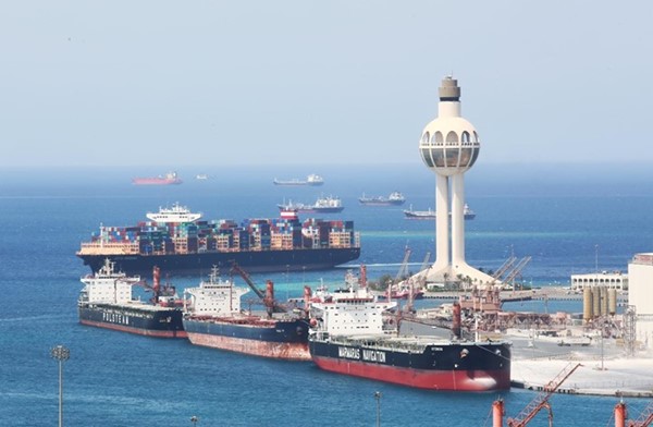 "مصدر خارجي" مسؤول عن انفجار في ناقلة نفط قبالة ميناء جدة بالسعودية