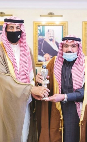 الأمير د.فيصل بن مشعل لدى استقباله الشيخ علي الخالد