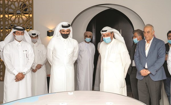 الشيخ أحمد الفهد خلال زيارته للمجلس القطري