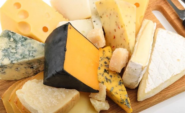 دراسة أميركية: الجبن يحمي من المشاكل الإدراكية المرتبطة بتقدم السن